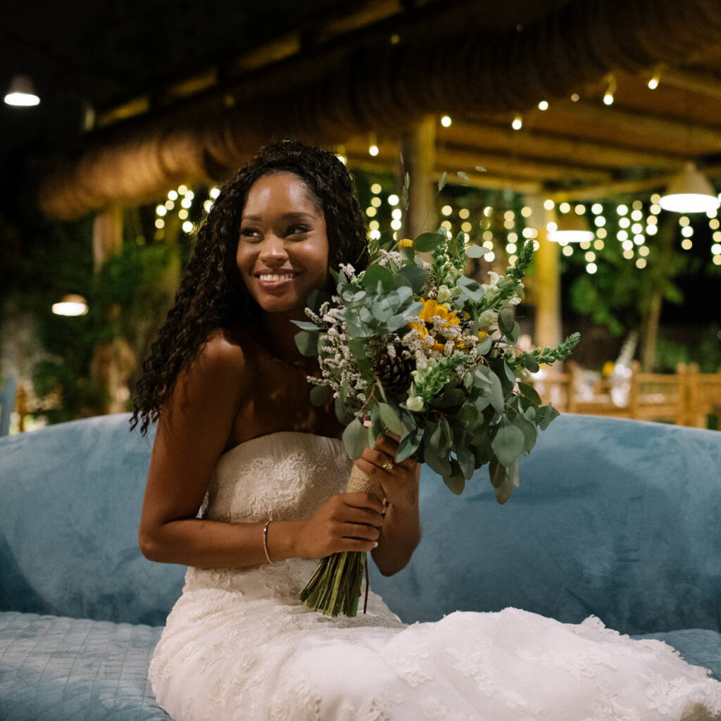 Novia con ramo en una boda de noche en Ibiza
