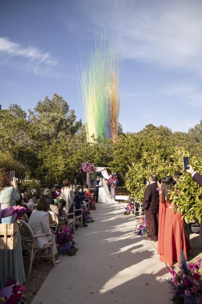 Ceremonia con humo de colores en una boda en Ibiza