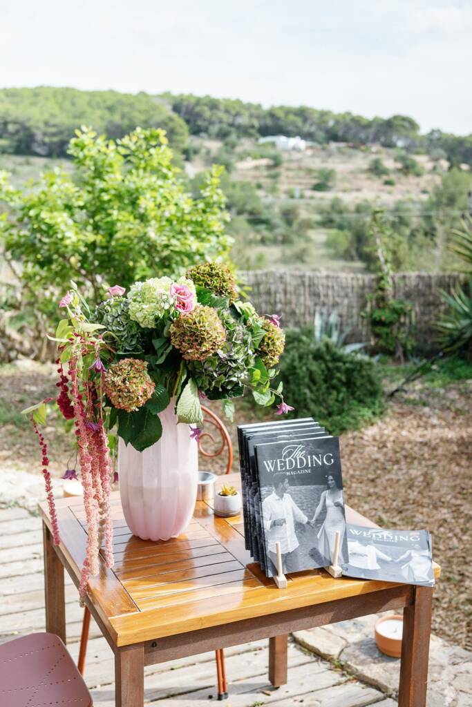 Decoración floral con hortensias para una boda en Ibiza