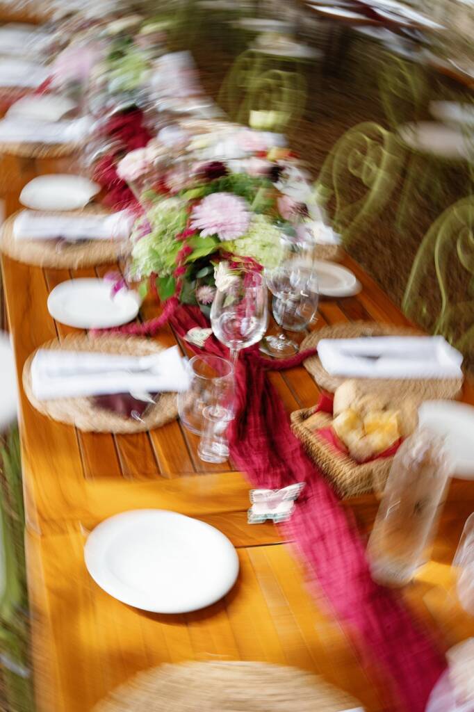 Mesa de banquete decorada para una boda en Ibiza
