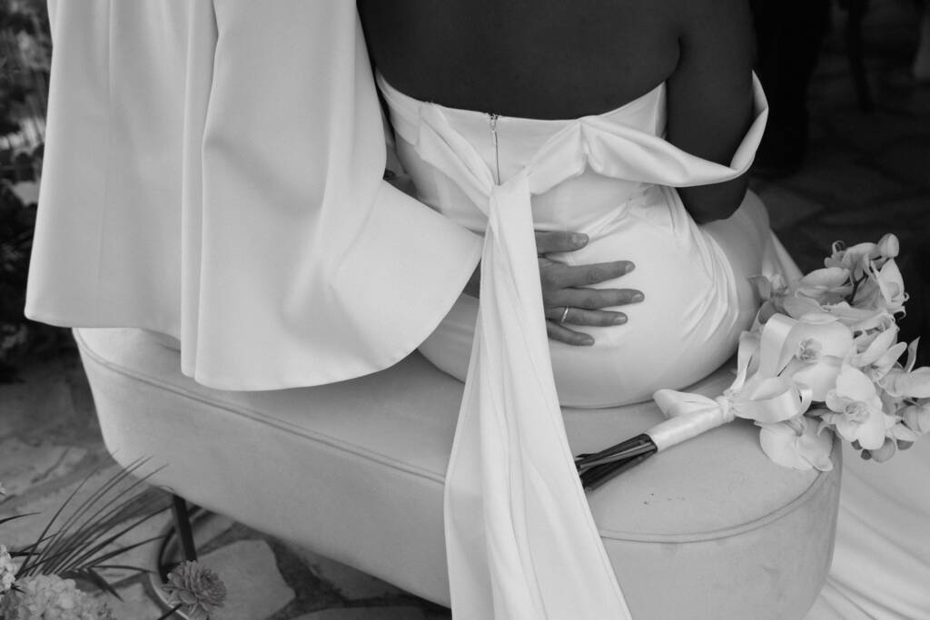 Detalle de una novia con ramo de orquídeas en una boda en Ibiza