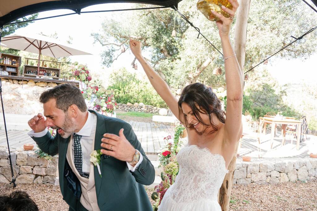 Novios celebrando su boda en una finca de Ibiza