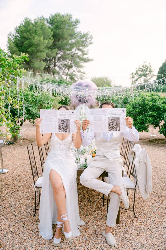 Novios con periódico personalizado en su boda en Ibiza