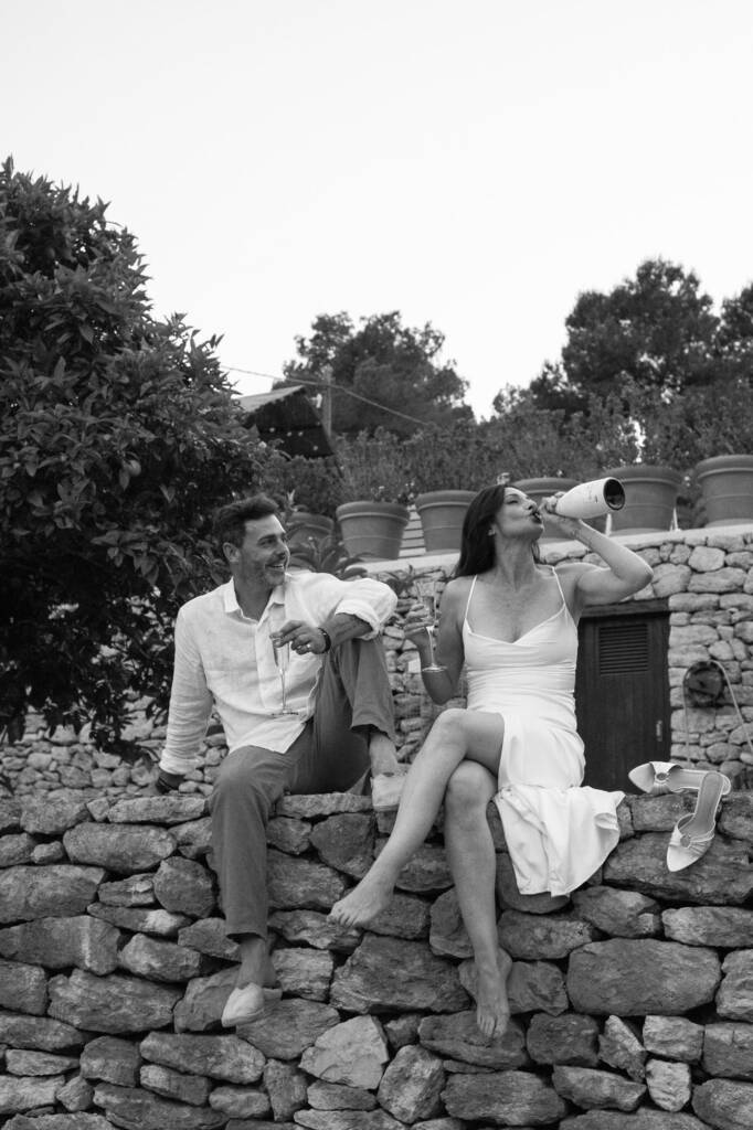 Preboda en Ibiza junto a un muro de piedra