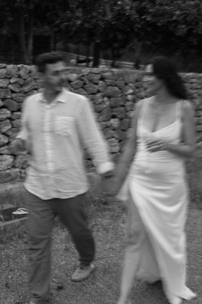 Preboda en Ibiza paseando de la mano