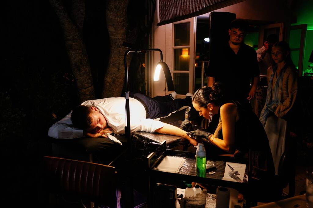Tatuador en la fiesta de una boda en Ibiza